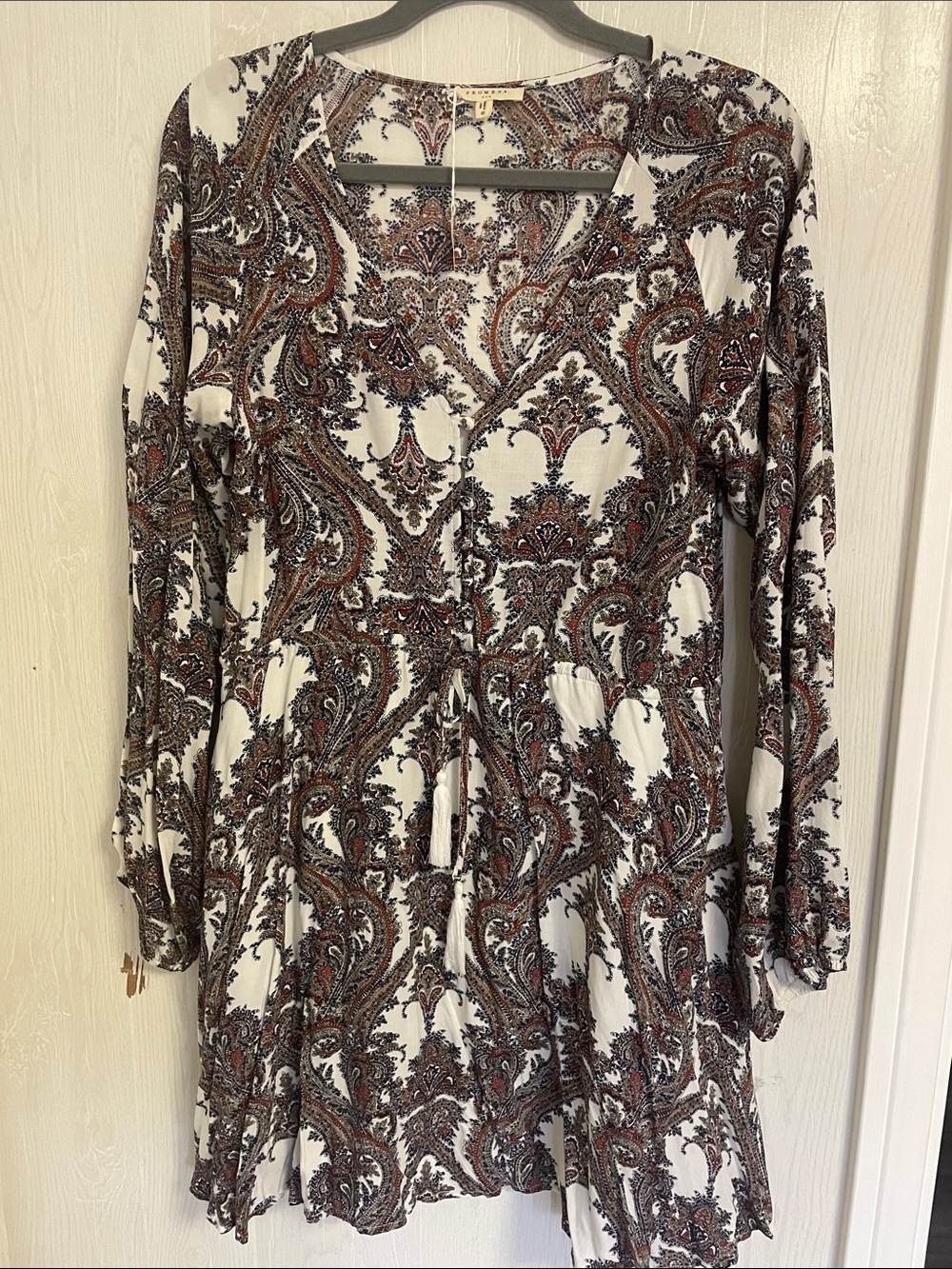 Promesa Long Sleeve Paisley Print Dress in White, Brown, Black